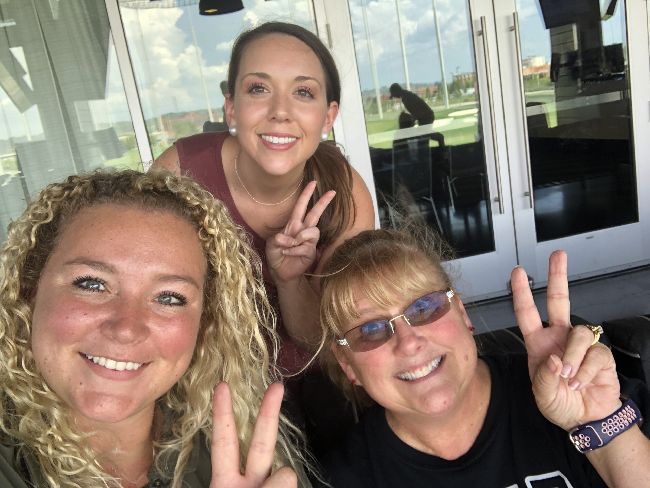 Gals_PeaceSign